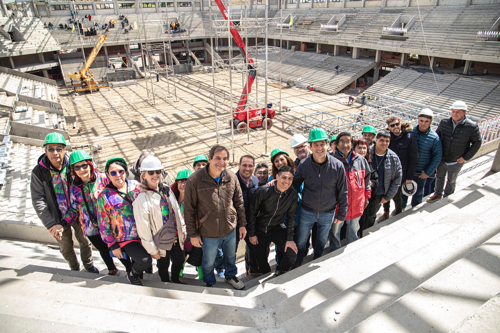 Luque recorrió la obra del Estadio Centenario junto a deportistas y dirigentes