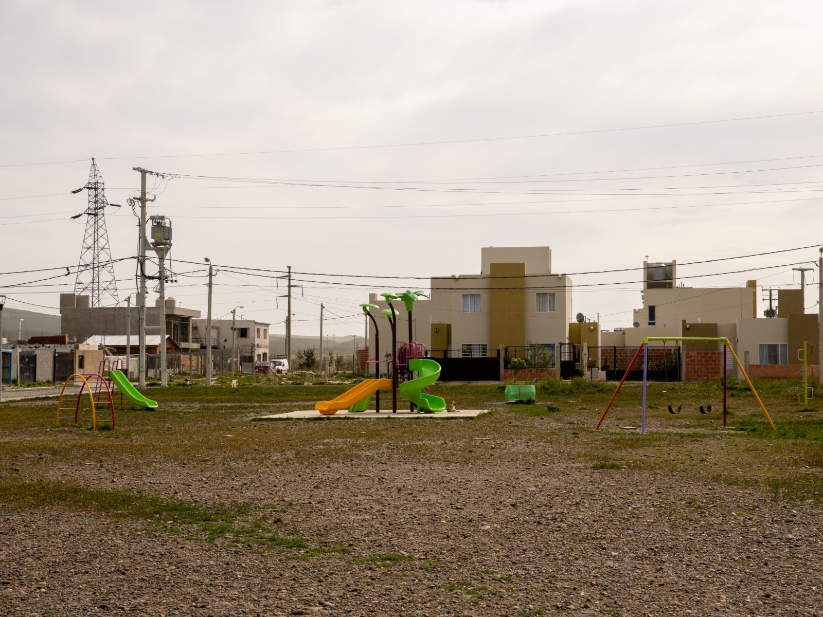 Se avanzará en la construcción de un playón deportivo en barrio Padre Juan Corti