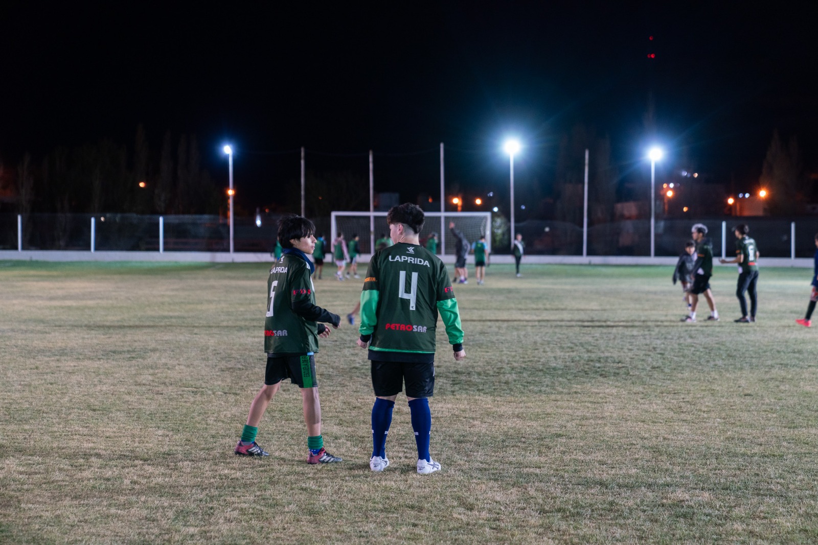 Othar acompañó la inauguración de la iluminación del Club Veteranos de Laprida
